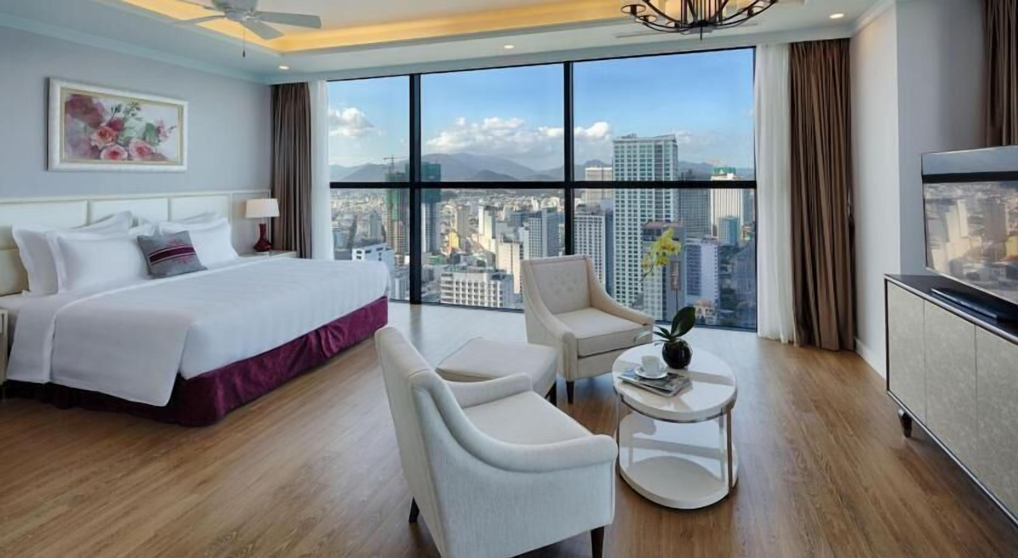 Minibaari, tallelokero huoneessa, työpöytä, pimennysverhot