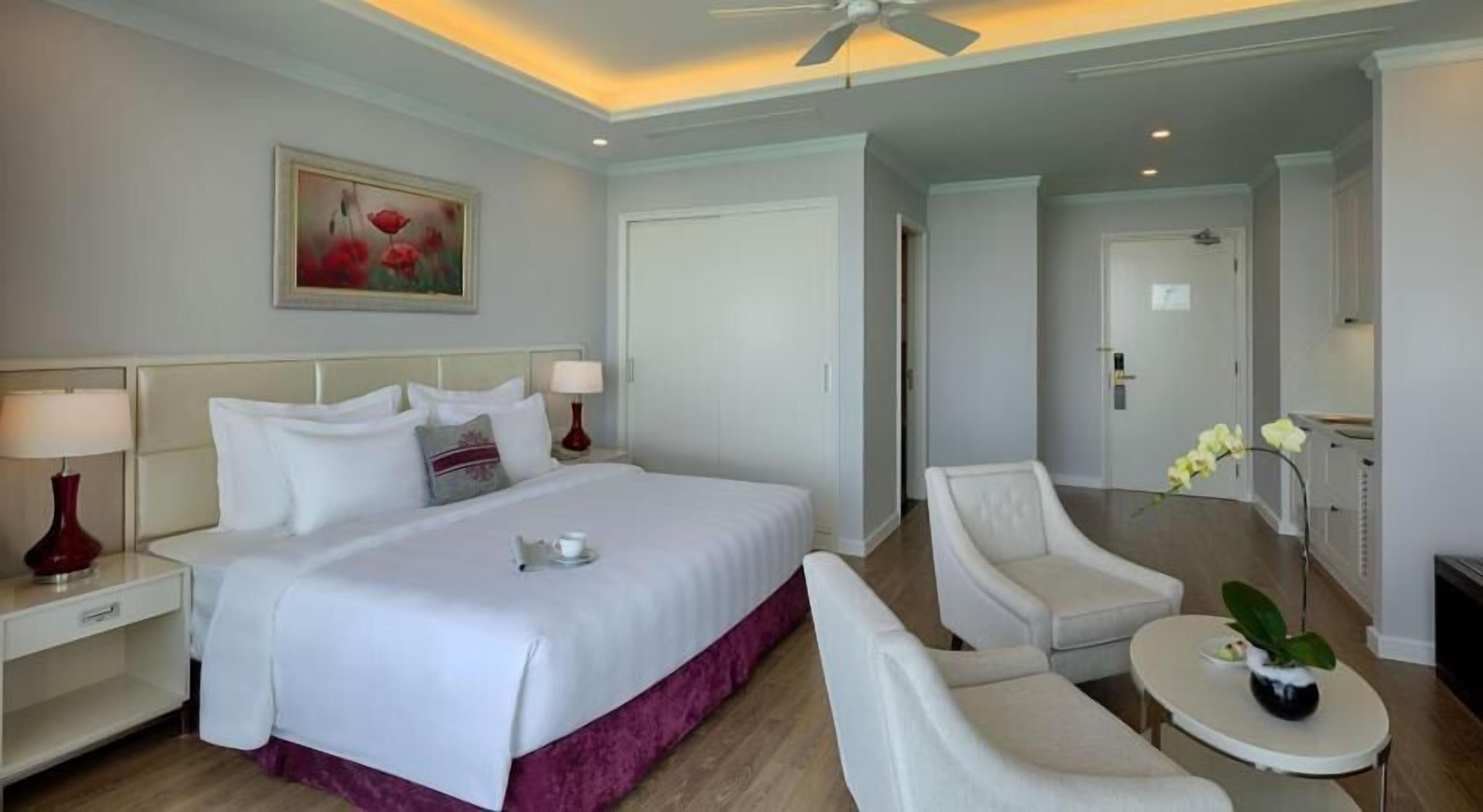 Bar mini, peti besi dalam bilik, meja, langsir/tirai gelap terus 