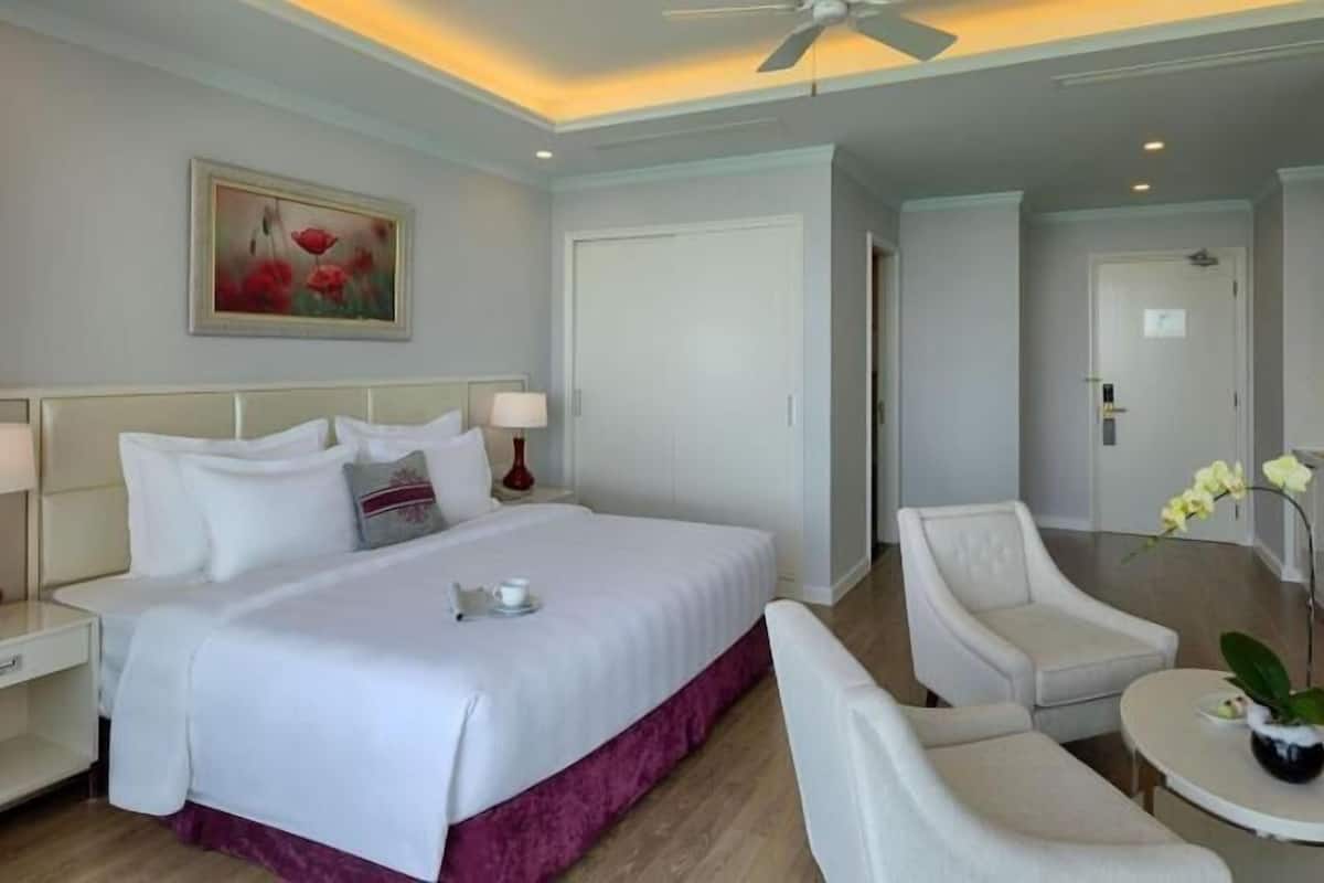 Bar mini, peti besi dalam bilik, meja, langsir/tirai gelap terus