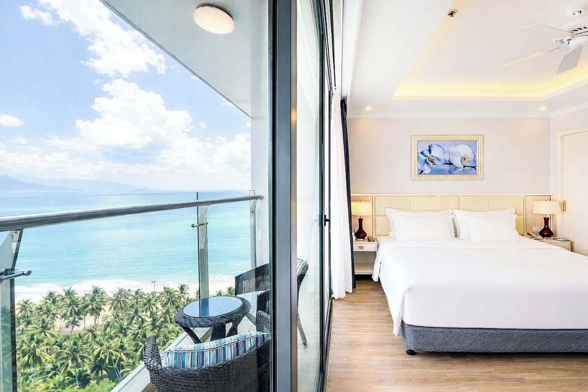 迷你吧、客房内保险箱、办公桌、遮光窗帘