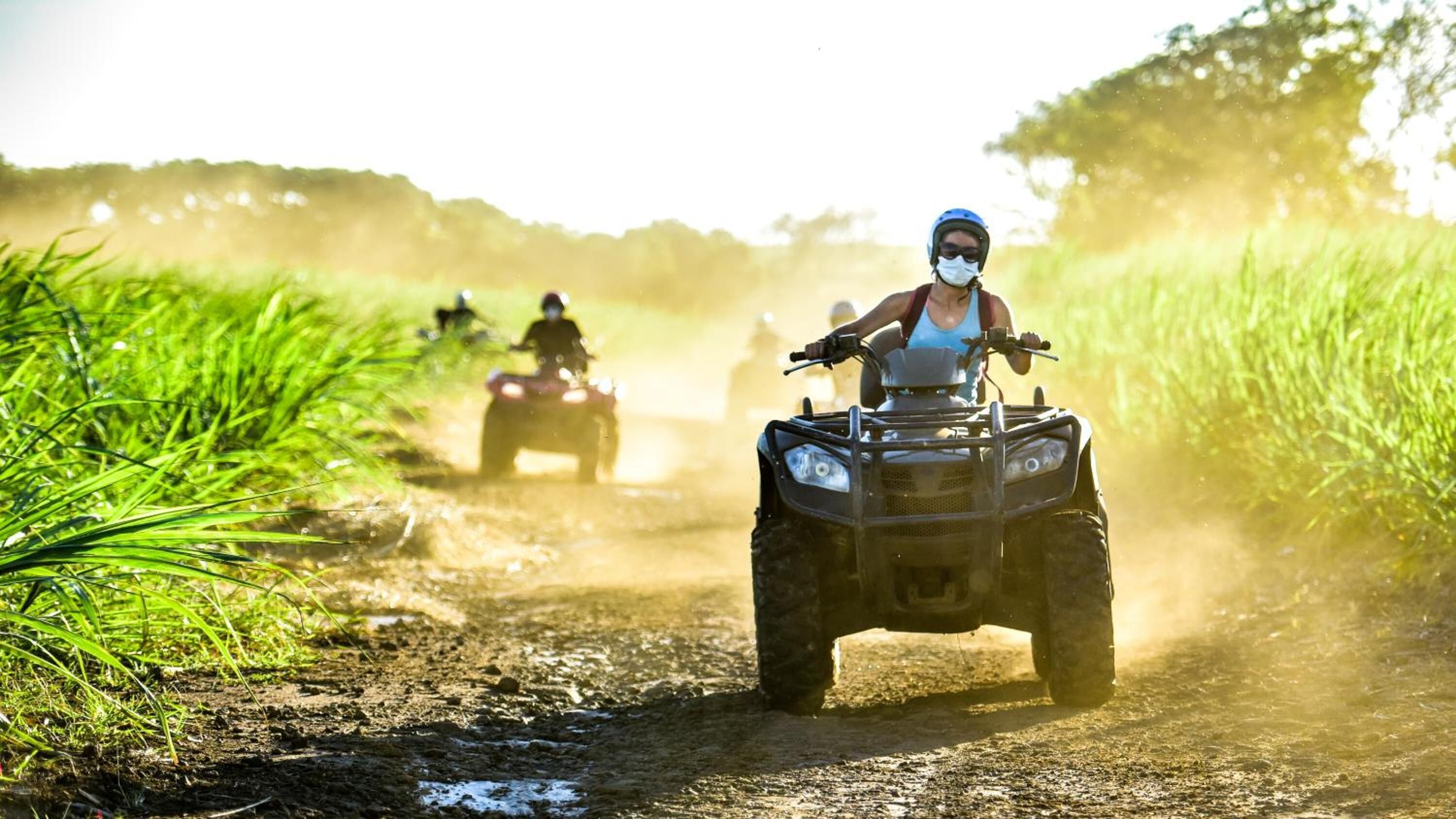 Un chemin de terre où circulent des quads.