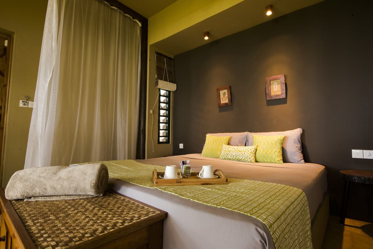 Standard Room, 1 King Bed, Non Smoking | 1 bedroom, in-room safe, desk, soundproofing