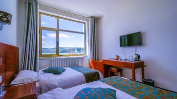 Standard-Zweibettzimmer | Schreibtisch, Verdunkelungsvorhänge, kostenloses WLAN