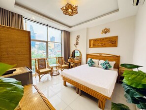 Minibar, in-room safe, desk, soundproofing - Calmette Hotel (Ho Chi Minh City)