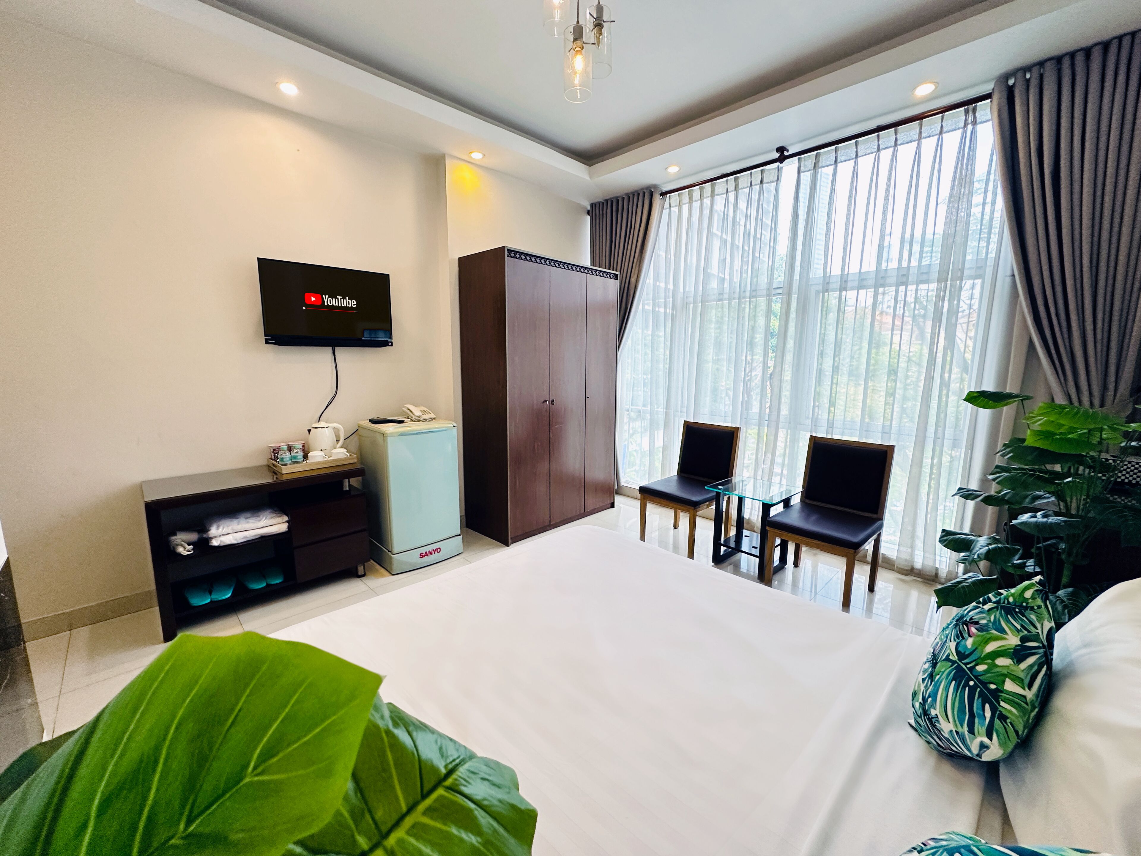 deluxe room, city view | minibar, in-room safe, desk, soundproofing
