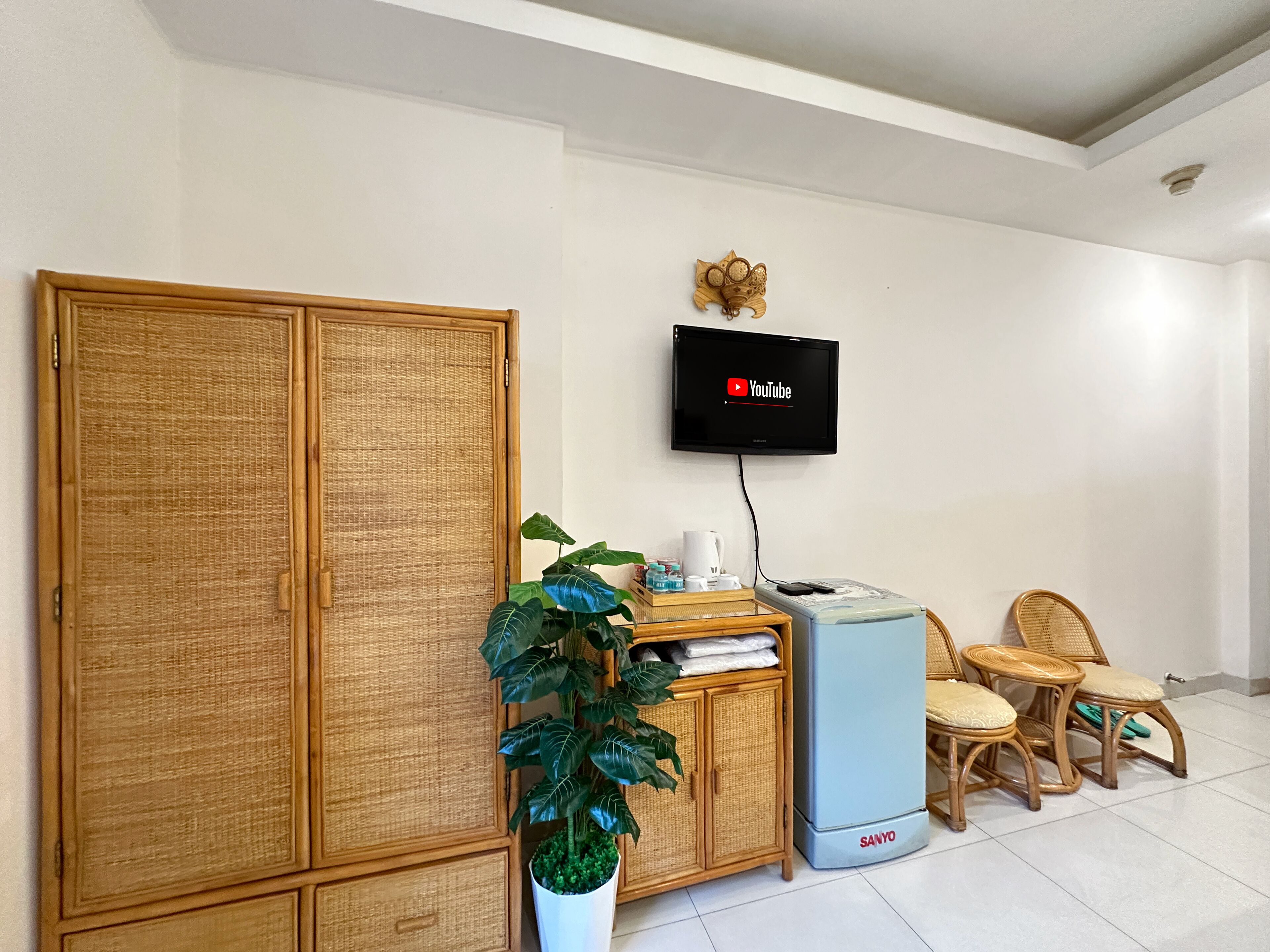 舒适三人房 | 迷你吧、客房内保险箱、办公桌、隔音