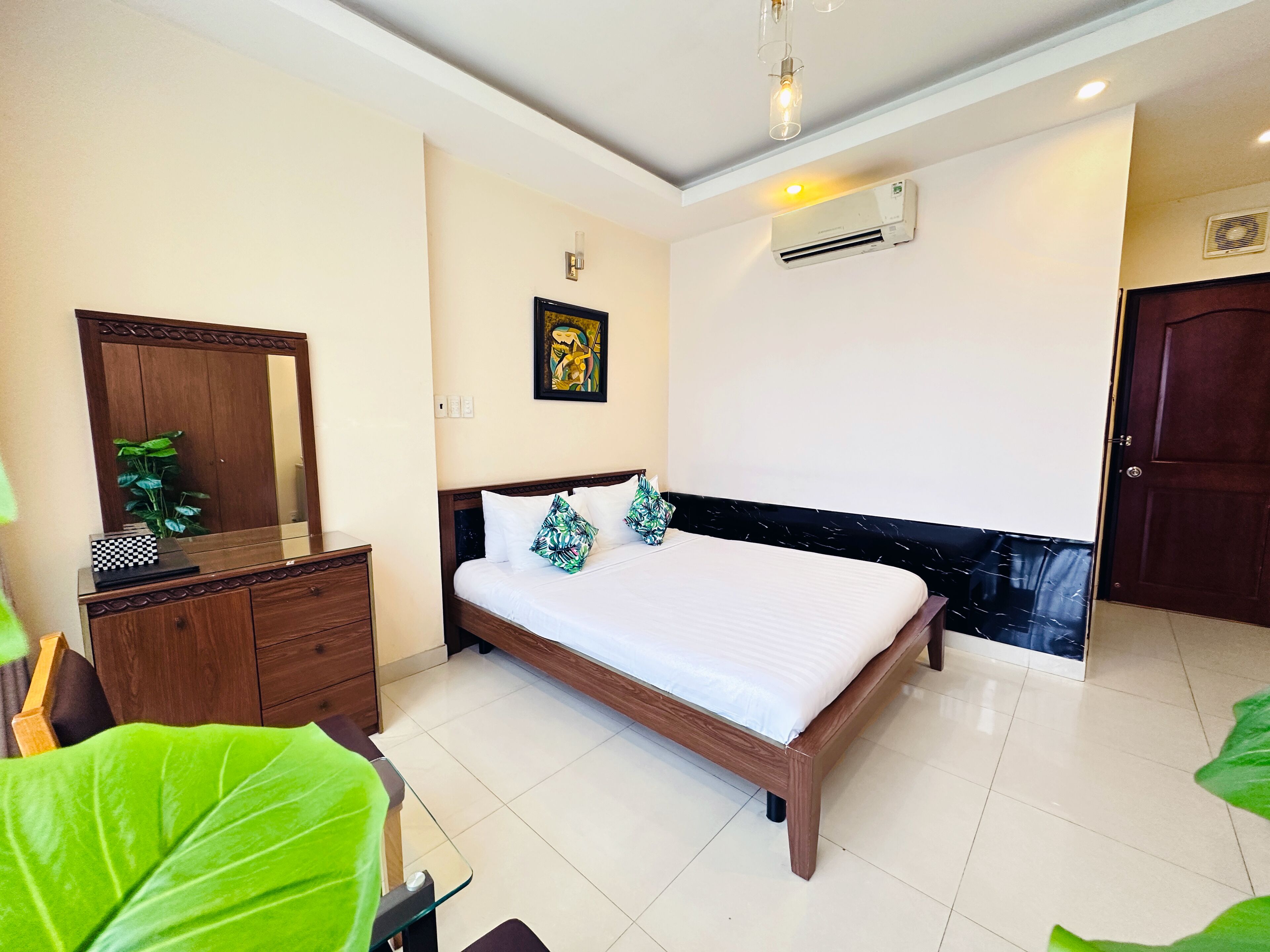 deluxe room, city view | bathroom | combined shower/bathtub, hair dryer, slippers, bidet