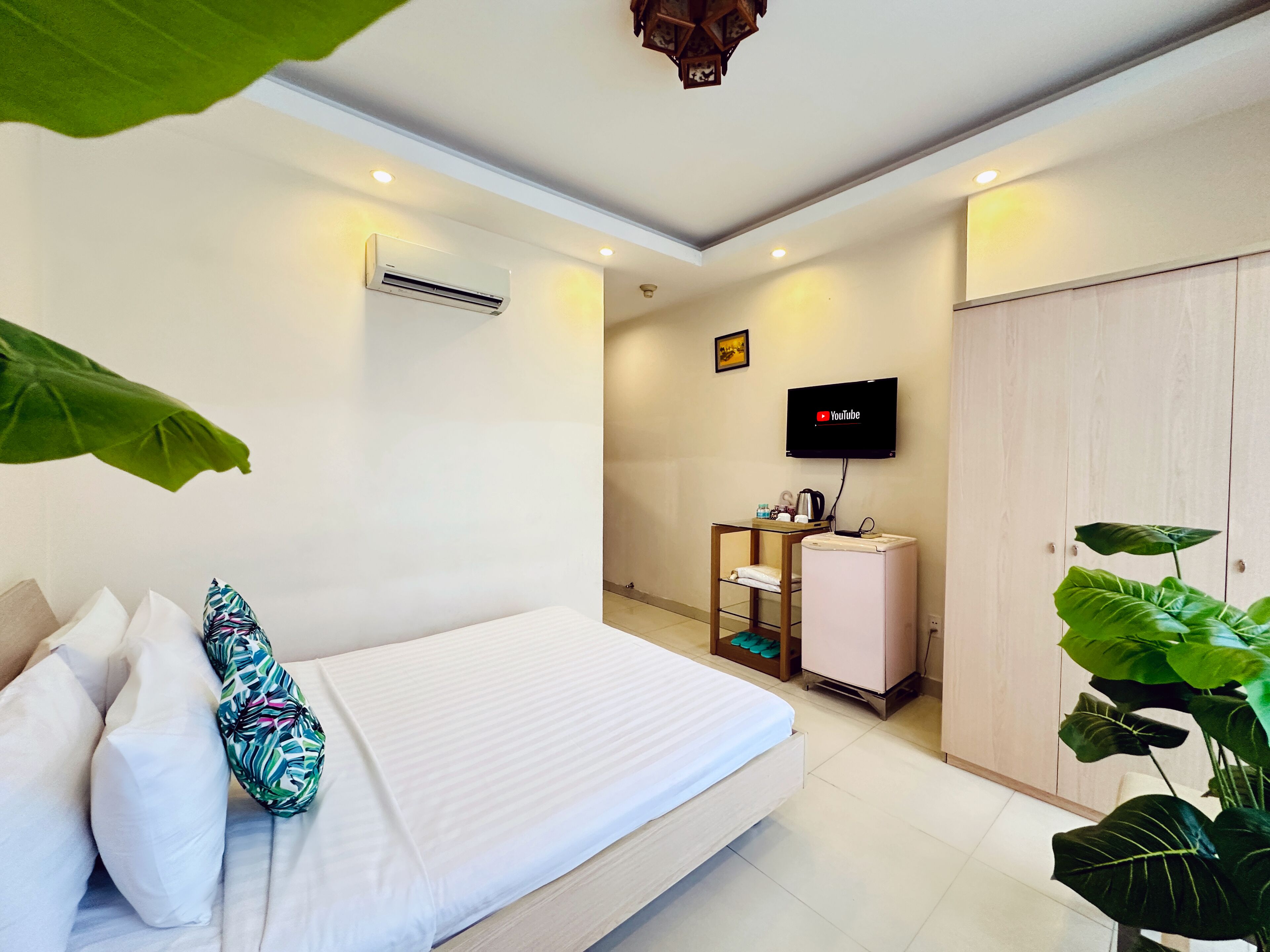 deluxe room, city view | minibar, in-room safe, desk, soundproofing