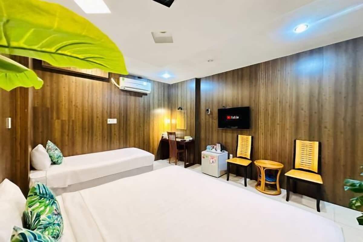 Minibar, safe på rommet, skrivebord og lydisolert