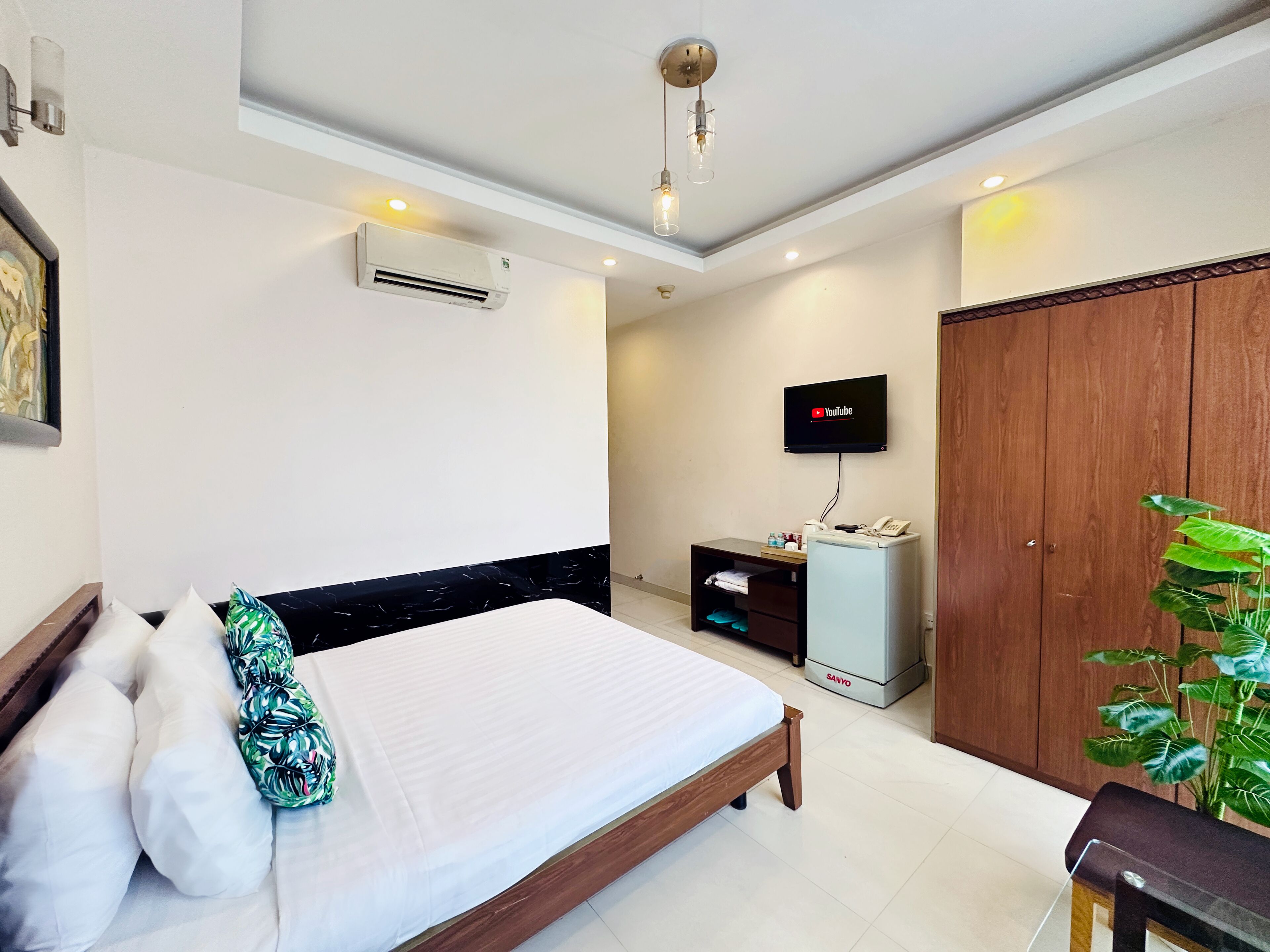 deluxe room, city view | minibar, in-room safe, desk, soundproofing