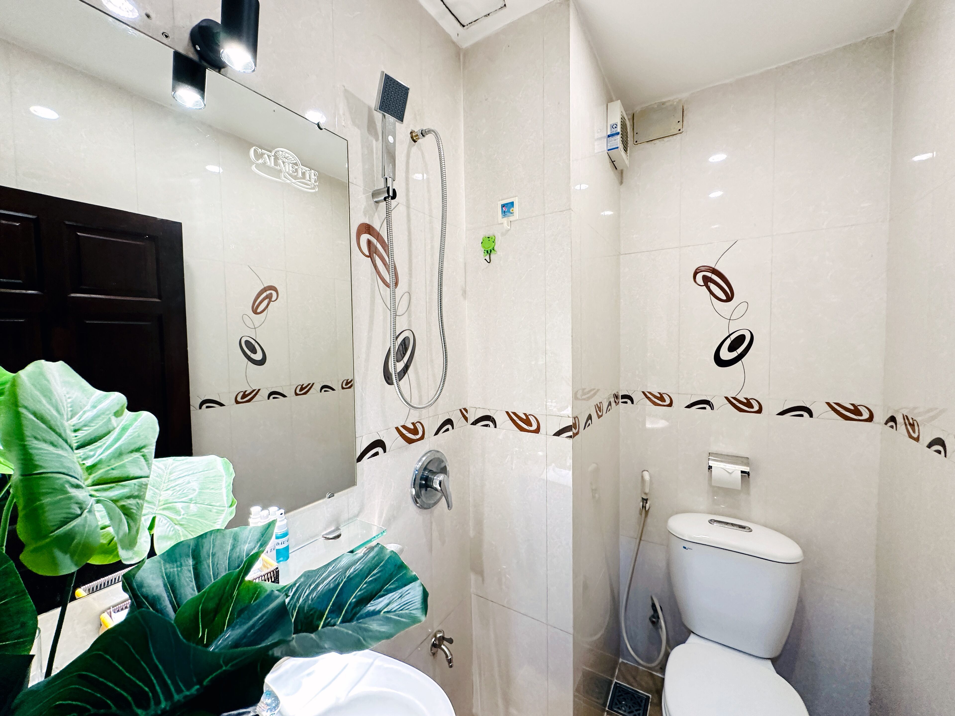 basic triple room | bathroom | combined shower/bathtub, hair dryer, slippers, bidet