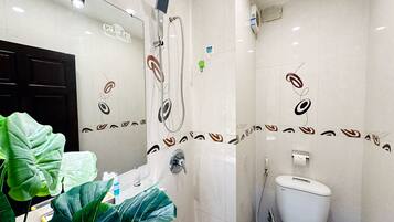 Tremannsrom – basic | Bad | Kombinert dusj/badekar, hårføner, tøfler og bidé