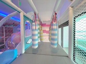 Área de juegos infantiles techada