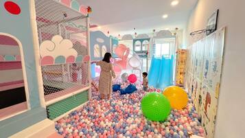 Tempat bermain anak – indoor