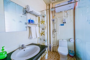 Chuveiro, produtos de toalete grátis, secador de cabelo, chinelos
