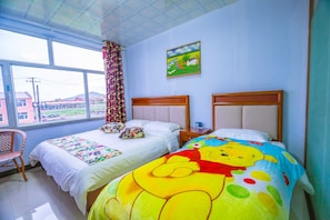 Quarto família | Escrivaninha, cortinas blackout, Wi-Fi de cortesia