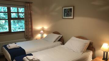 2 habitaciones, escritorio, tabla de planchar con plancha y wifi gratis