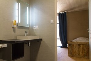Premium Triple Room, Private Bathroom | Bathroom | Shower, rainfall showerhead, hair dryer, towels - Le Puy Carmin - Chambres D'hôtes (Bazoges-en-Paillers)