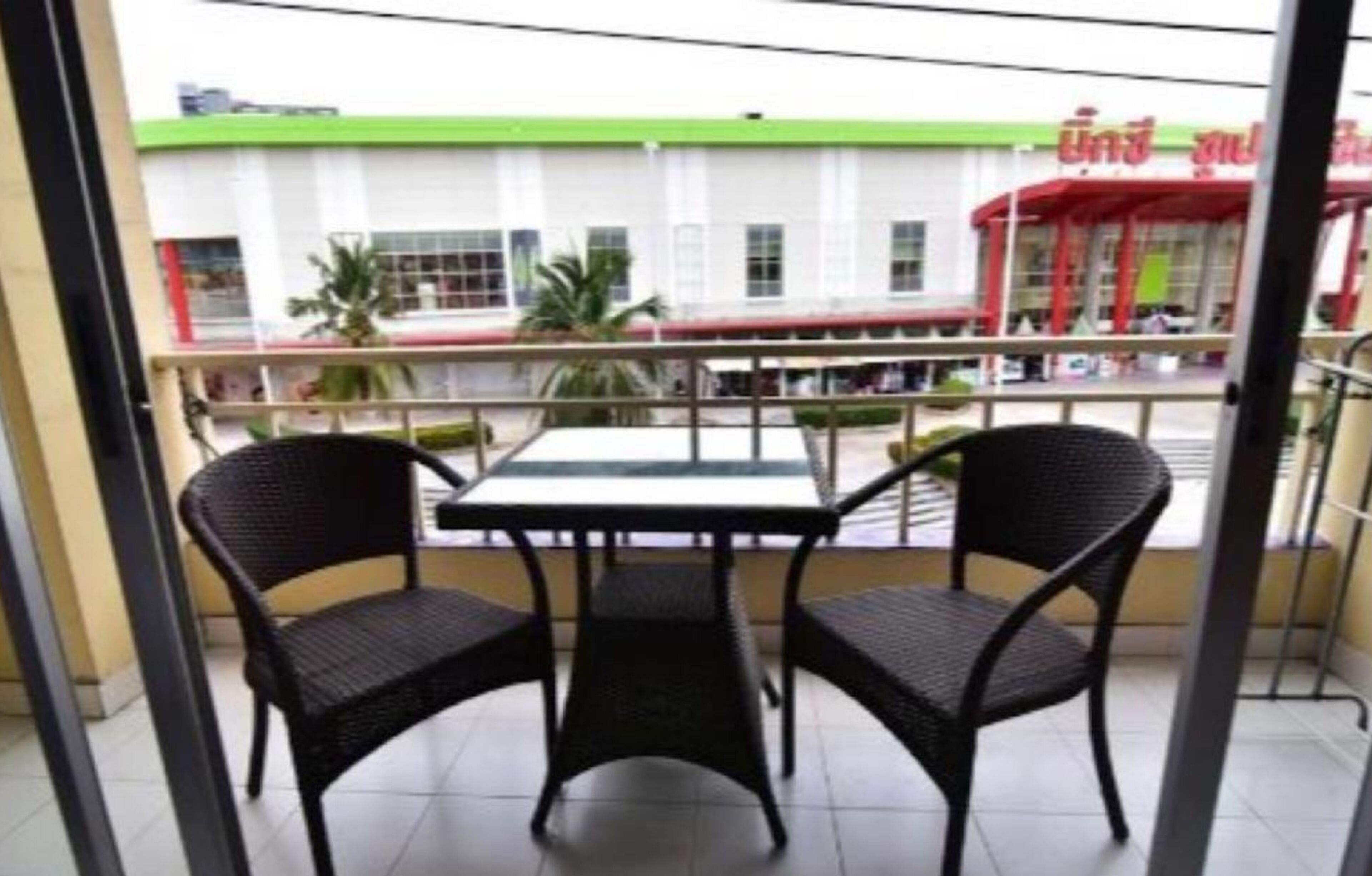 Standard with Balcony | ตู้นิรภัยในห้องพัก, ห้องพักตกแต่งอย่างมีเอกลักษณ์, โต๊ะทำงาน