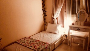 Habitación, varias camas | Tabla de planchar con plancha, wifi gratis, ropa de cama