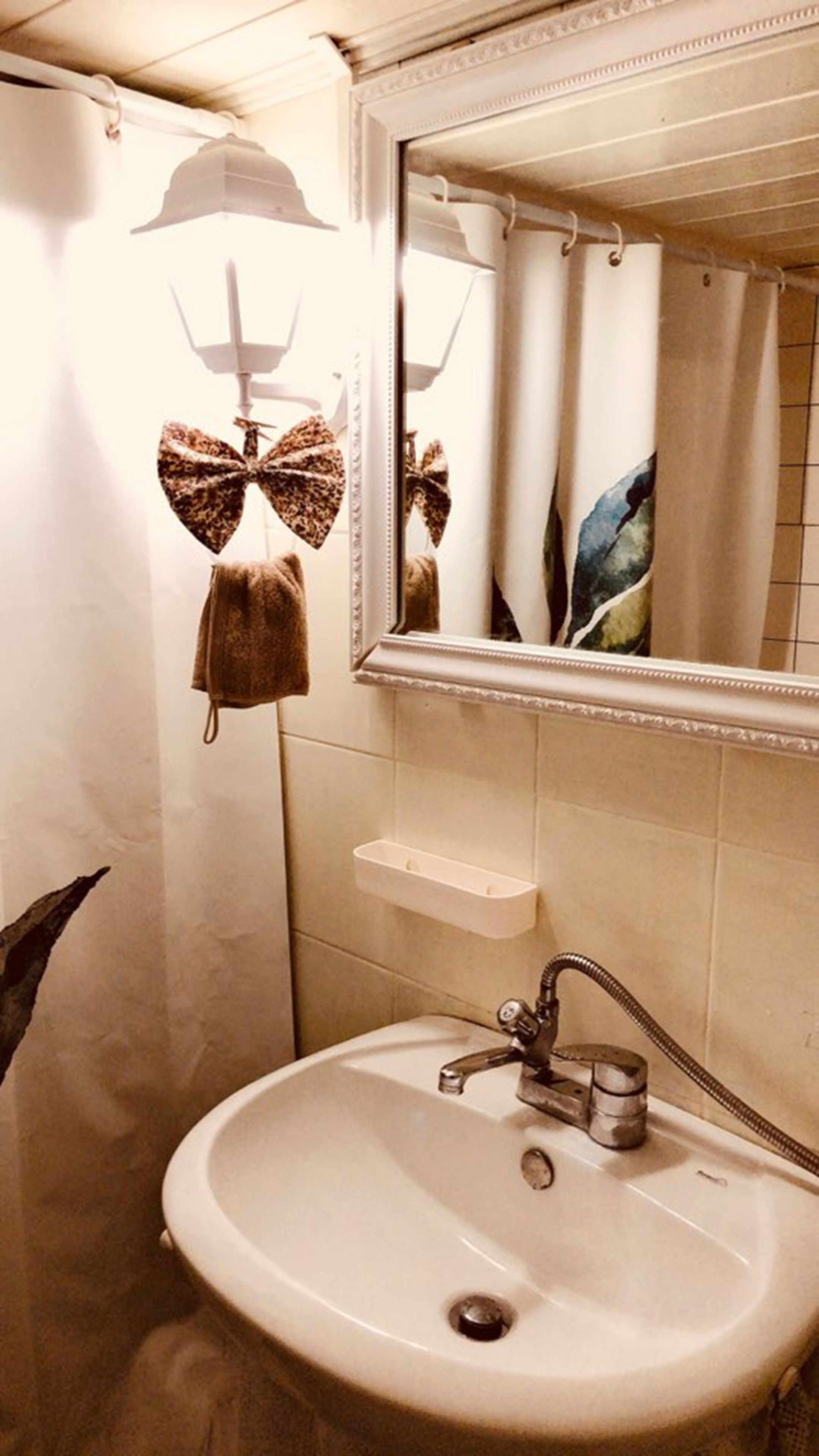 Tabla de planchar con plancha, wifi gratis, ropa de cama