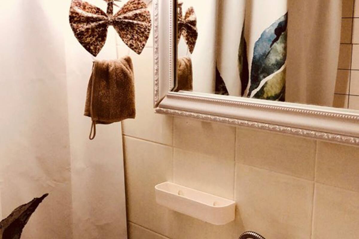 Tabla de planchar con plancha, wifi gratis, ropa de cama