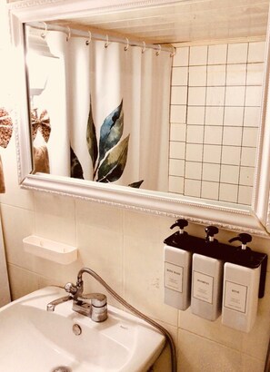 Ducha, artículos de higiene personal gratuitos y secador de pelo