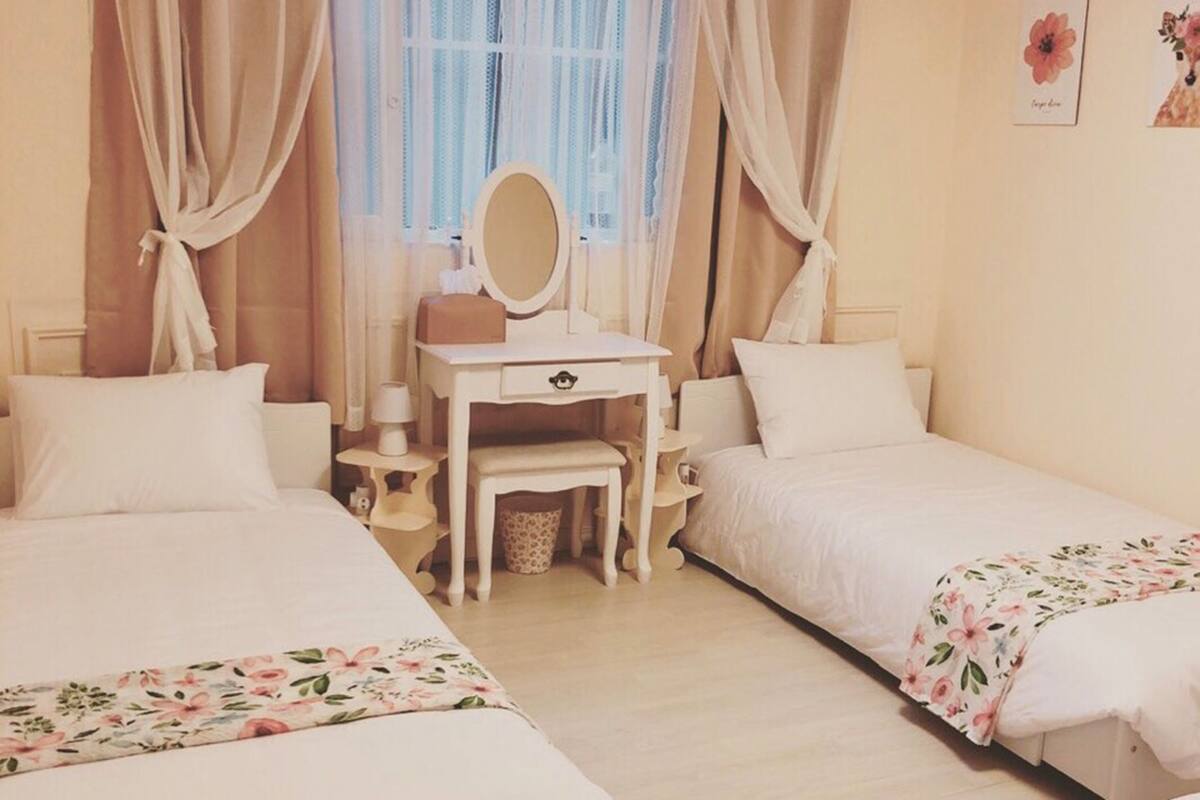 Habitación, varias camas | Tabla de planchar con plancha, wifi gratis, ropa de cama