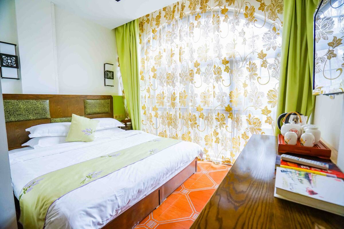 Quarto casal standard | Escrivaninha, cortinas blackout, Wi-Fi de cortesia