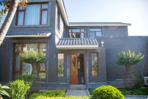 Front of property - Yiyun Chunshe Meisu Hebi (Hebi)