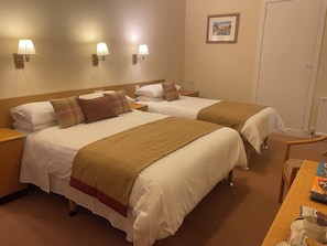 Family Room, Ensuite (Family Triple) | Individually decorated, individually furnished, blackout drapes - MacDougall Clansman Hotel (Inverness)