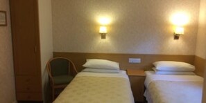 Kamar Twin (2nd Floor) | Didekorasi berbeda-beda dan dilengkapi dengan perabotan berbeda-beda
