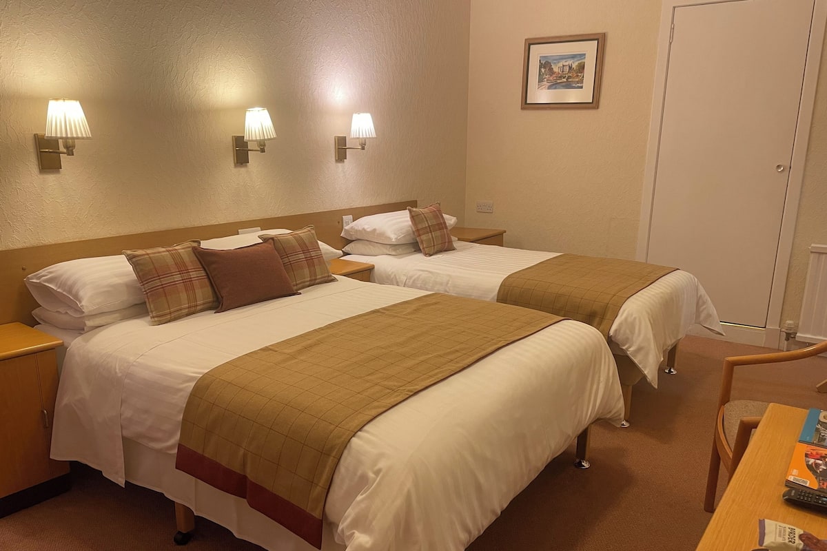 Family Room, Ensuite (Family Triple) | Blackout drapes, iron/ironing board (on request), WiFi