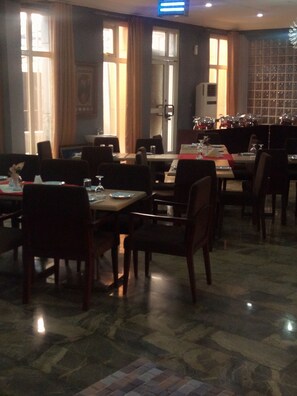 2 restaurantes, café da manhã, local e internacional
