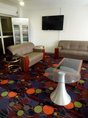2 bars/lounges - Signatious Hotel and Suites Delta (Warri)