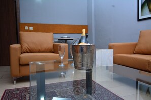 Habitación Elite con 1 cama matrimonial o 2 individuales, 1 habitación | Área de sala de estar | Televisión de pantalla plana