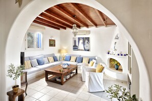 Villa, 4 habitaciones, vista al mar | Área de sala de estar | Televisión de pantalla plana de 32 pulgadas con canales vía satélite