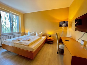 Doppelzimmer | Schreibtisch, Verdunkelungsvorhänge, kostenloses WLAN, Bettwäsche