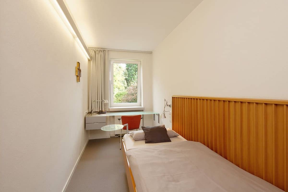 basic single room | hypo-allergenic bedding, desk, blackout curtains, rollaway beds