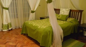 Escritorio, wifi gratis y ropa de cama