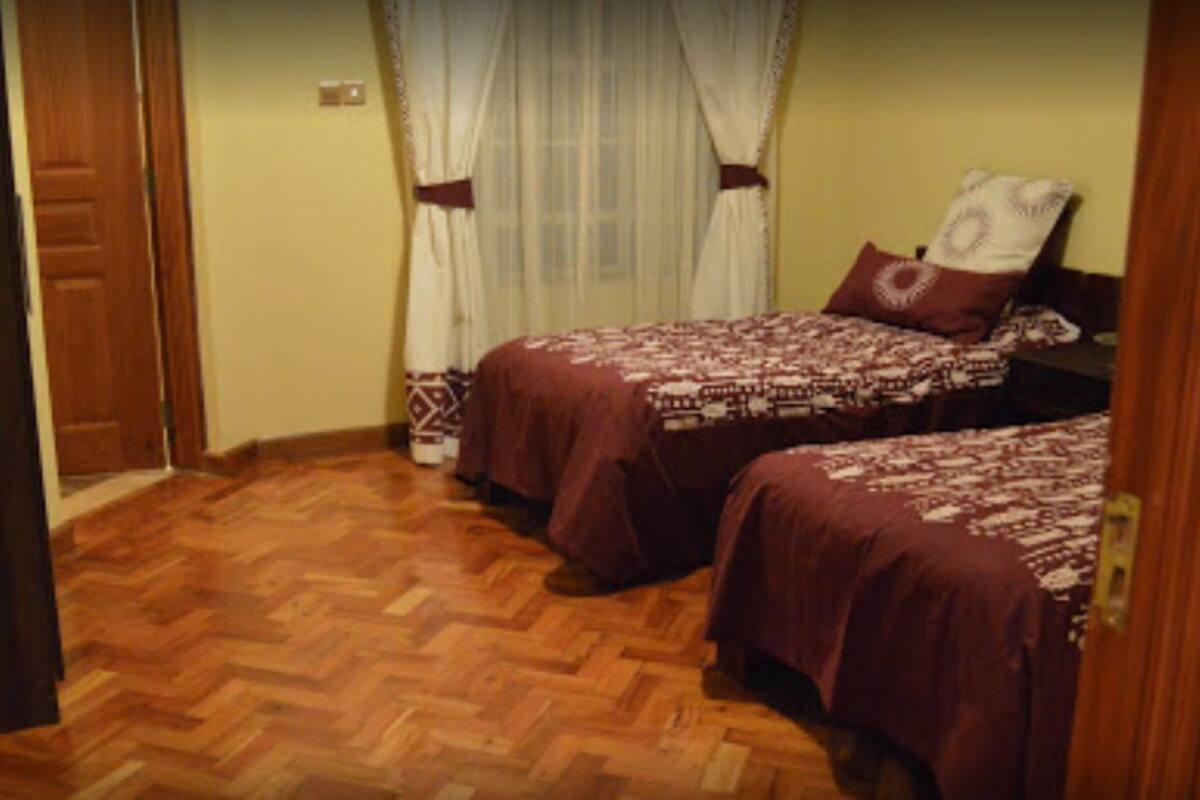 Habitación Deluxe con 2 camas individuales | Escritorio, wifi gratis y ropa de cama