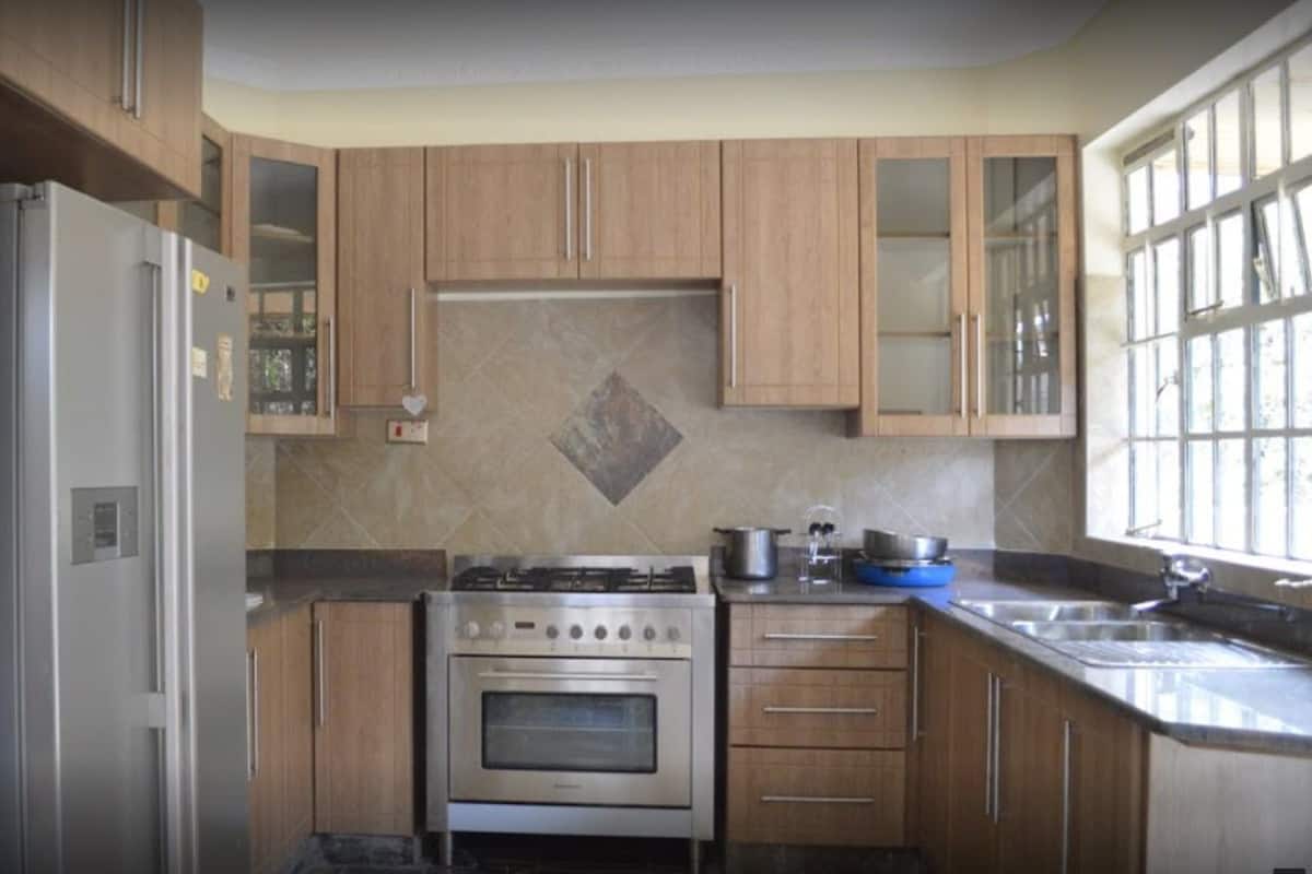 Refrigerador con congelador, microondas, horno y parrilla de estufa