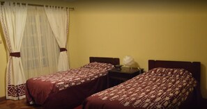 Deluxe Twin Room | Meja, Wi-fi percuma, cadar katil 