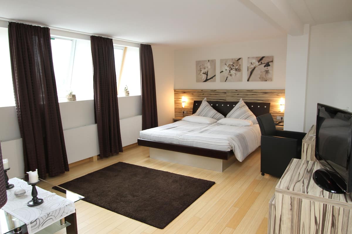 Junior Suite (Waterbed) | Minibar, desk, free cots/infant beds, free WiFi