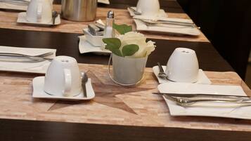 Dagelijks ontbijtbuffet (EUR 9.5 per persoon)