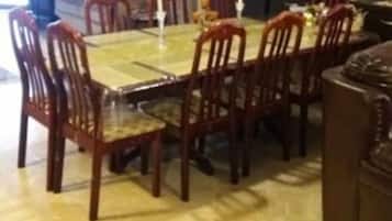 منطقة تناول الطعام للأسر
