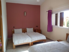 Iron/ironing board, free cots/infant beds, rollaway beds, bed sheets