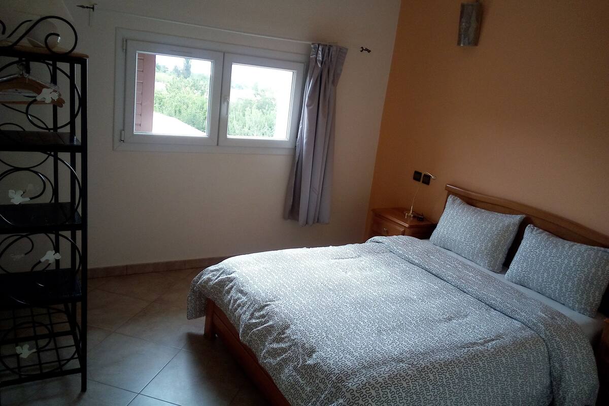 Iron/ironing board, free cots/infant beds, rollaway beds, bed sheets