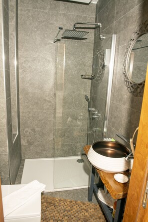 Quarto casal, vista para o mar (Incir) | Banheiro | Chuveiro, ducha de hidromassagem, produtos de toalete grátis 