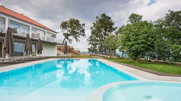 Innenpool, AuĂenpool (je nach Saison geöffnet), Sonnenschirme